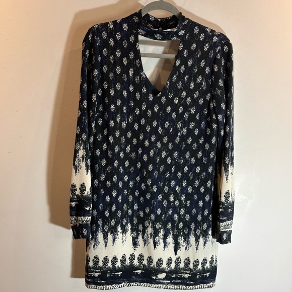 WAYF Sz XS Mini Dress Tunic Elegant Patterned Lined High Neck Cut Out V NEW - Picture 1 of 9